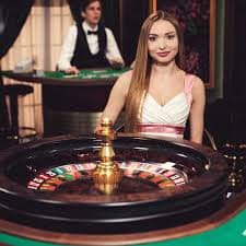 PGPG6 Live Casino တွင် လူသားဒီလာနှင့် Baccarat ကစားနေသောမြင်ကွင်း